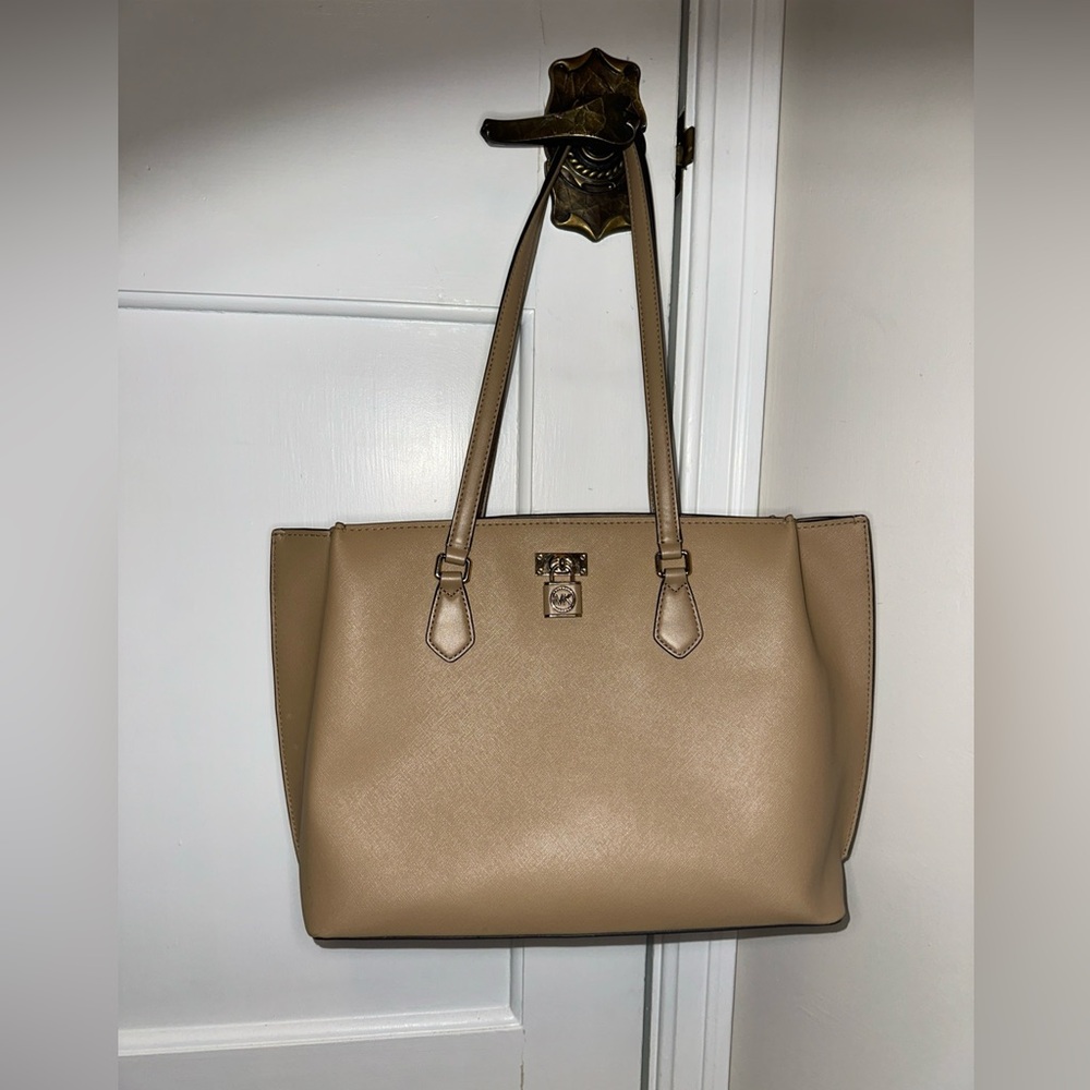 Michael Khors Large Tan faux leather tote bag with zipper closure w/ pockets